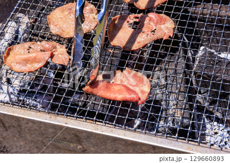 バーベキューコンロで焼く牛タン 129660893