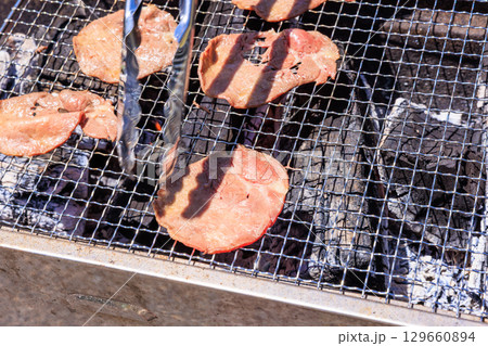 バーベキューコンロで焼く牛タン 129660894