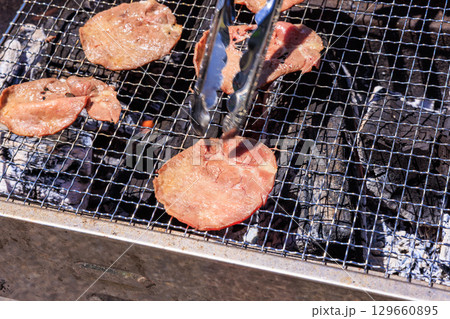 バーベキューコンロで焼く牛タン バーベキューコンロで焼く牛タン 129660895