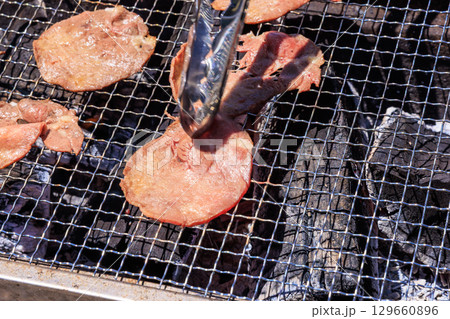バーベキューコンロで焼く牛タン 129660896