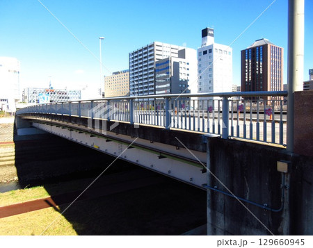 水戸市を流れる桜川に架かる「駅南大橋」 水戸市を流れる桜川に架かる「駅南大橋」 129660945