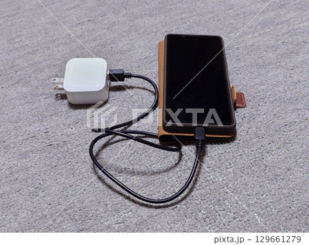 充電器でスマホを充電する（中央） 129661279