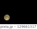 満月のアップ写真・左寄せ構図 129661317