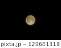 満月のアップ写真・中央構図 129661318