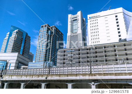 日本の横浜都市景観 桜木町駅前の横浜ランドマークタワーなどを望む＝8月2日 129661578