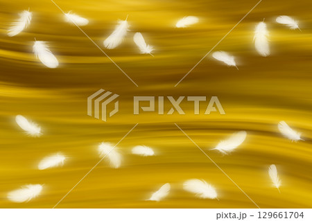 金色の光の中をふわふわと舞い飛ぶ、白い鳥の羽 129661704