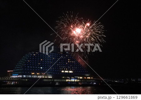 神戸メリケンパークの夜景と花火 ― 観光パンフレットや旅行広告に最適な港町の風景 129661869