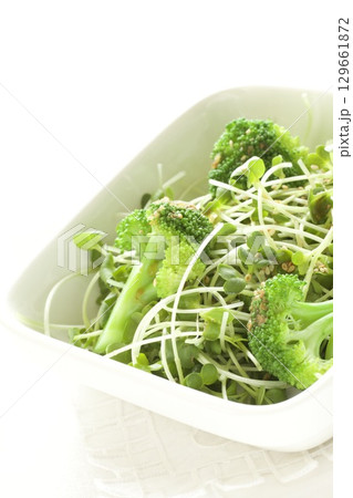 ブロッコリーとブロッコリースプラウトのサラダ ブロッコリーとブロッコリースプラウトのサラダ 129661872