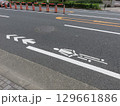 道路に書かれた文字 129661886