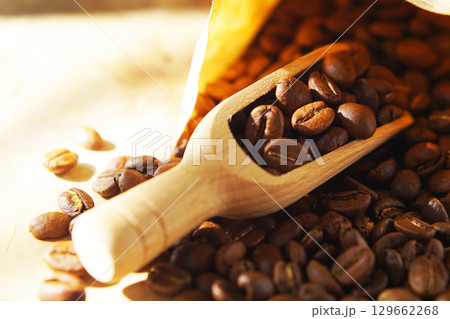 紙袋に入ったコーヒー豆とメジャースコップ 129662268