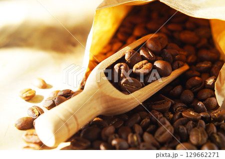 紙袋に入ったコーヒー豆とメジャースコップ 129662271