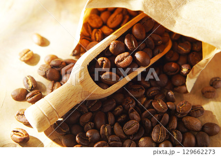 紙袋に入ったコーヒー豆とメジャースコップ 129662273