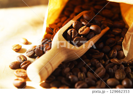 紙袋に入ったコーヒー豆とメジャースコップ 紙袋に入ったコーヒー豆とメジャースコップ 129662353