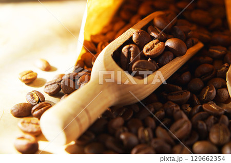 紙袋に入ったコーヒー豆とメジャースコップ 紙袋に入ったコーヒー豆とメジャースコップ 129662354