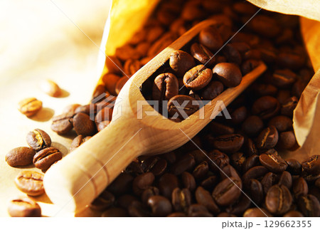 紙袋に入ったコーヒー豆とメジャースコップ 紙袋に入ったコーヒー豆とメジャースコップ 129662355