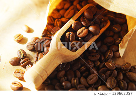 紙袋に入ったコーヒー豆とメジャースコップ 129662357