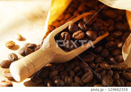 紙袋に入ったコーヒー豆とメジャースコップ 紙袋に入ったコーヒー豆とメジャースコップ 129662358