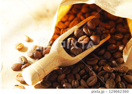 紙袋に入ったコーヒー豆とメジャースコップ 紙袋に入ったコーヒー豆とメジャースコップ 129662360