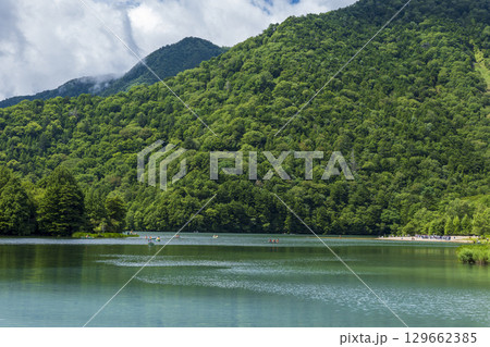 夏の奥日光　湯の湖の風景 129662385