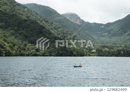 夏の奥日光　湯の湖の風景 129662409