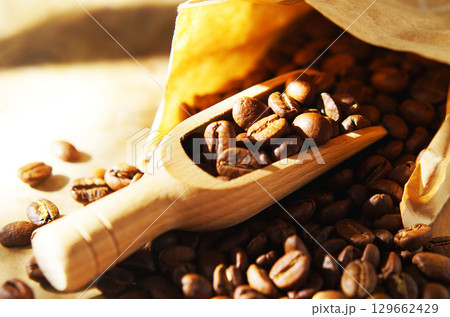 紙袋に入ったコーヒー豆とメジャースコップ 紙袋に入ったコーヒー豆とメジャースコップ 129662429