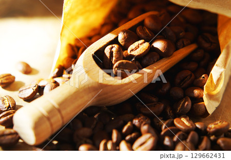 紙袋に入ったコーヒー豆とメジャースコップ 129662431