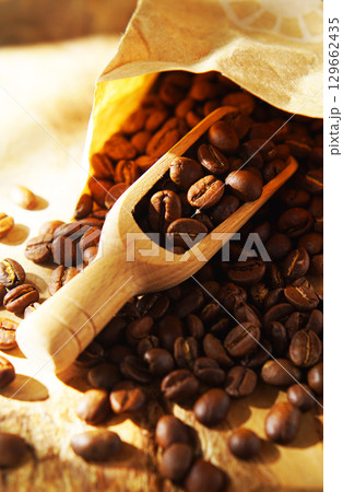 紙袋に入ったコーヒー豆とメジャースコップ 紙袋に入ったコーヒー豆とメジャースコップ 129662435