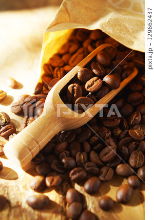 紙袋に入ったコーヒー豆とメジャースコップ 129662437