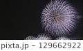複数の花火が夜空を彩る華やかな打ち上げ花火 129662922