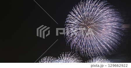 複数の花火が夜空を彩る華やかな打ち上げ花火 複数の花火が夜空を彩る華やかな打ち上げ花火 129662922