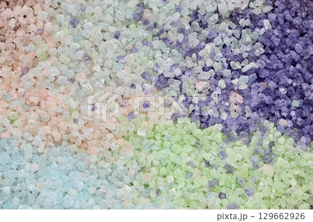 軽く混ぜて平にした数種類の香り付きカラーバスソルト　アロマバスソルト 129662926