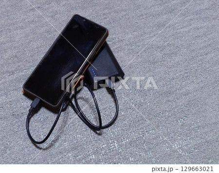 モバイルバッテリーでスマホを充電する（左寄せ） 129663021