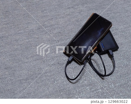 モバイルバッテリーでスマホを充電する(右寄せ) モバイルバッテリーでスマホを充電する(右寄せ) 129663022