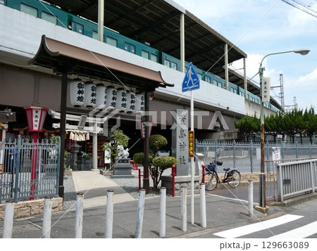 京阪電鉄・萱島駅のホーム下にある萱島神社 京阪電鉄・萱島駅のホーム下にある萱島神社 129663089