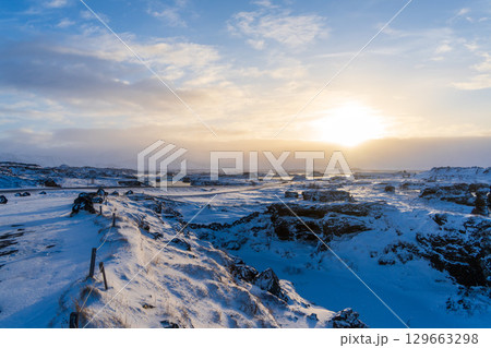 冬のディムボルギル溶岩地形と夕陽（アイスランド・ミーヴァトン） 129663298