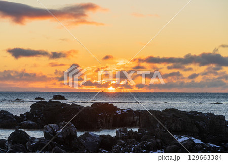 冬のYtri Tunga海岸の夕焼け（アイスランド・スナイフェルスネス半島） 129663384