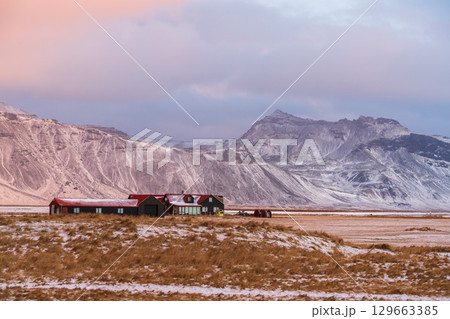 雪に包まれたスナイフェルスネス半島の農家と山(アイスランド) 雪に包まれたスナイフェルスネス半島の農家と山(アイスランド) 129663385
