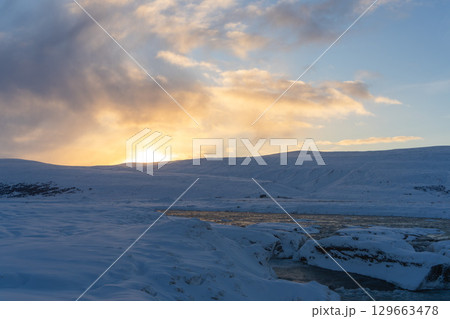 夕陽と雪に包まれたスキャルファンダフリョート川（アイスランド） 129663478