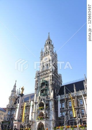 ミュンヘンのマリエン広場から見る市庁舎の絶景 ミュンヘンのマリエン広場から見る市庁舎の絶景 129663497