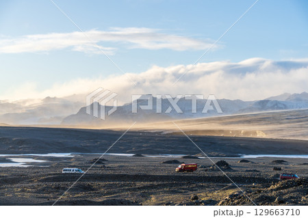 ヴァトナヨークトル氷河周辺のアイスランド高地風景 129663710