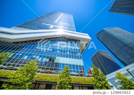 日本の東京都市景観8月。虎ノ門ヒルズステーションタワー（虎ノ門ヒルズ駅）などを望む。新時代へ＝15日 129663922