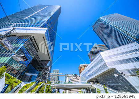 日本の東京都市景観8月。虎ノ門ヒルズステーションタワー（虎ノ門ヒルズ駅）などを望む。新時代へ＝15日 129663949