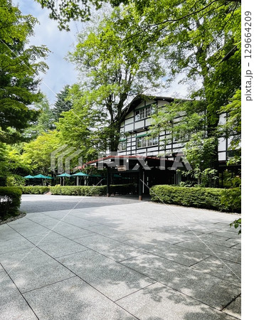クラシックホテル 避暑地 軽井沢 MANPEI HOTE 万平ホテル 外観とロータリー クラシックホテル 避暑地 軽井沢 MANPEI HOTE 万平ホテル 外観とロータリー 129664209