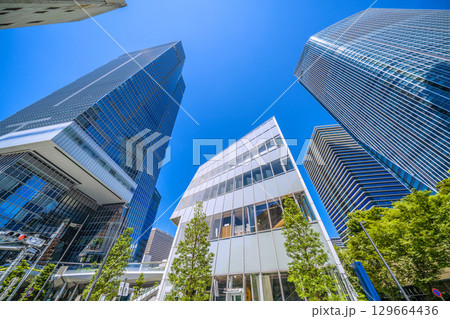 日本の東京都市景観8月。虎ノ門ヒルズステーションタワー（虎ノ門ヒルズ駅）などを望む。新時代へ＝15日 129664436
