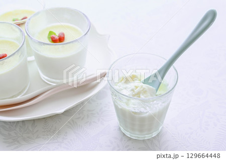 手作りミルクプリンと杏仁豆腐 129664448