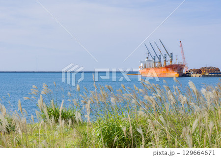 港に船がある風景 129664671