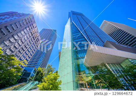 日本の東京都市景観8月15日。虎ノ門ヒルズなどを望む。新時代へ、希望の光 日本の東京都市景観8月15日。虎ノ門ヒルズなどを望む。新時代へ、希望の光 129664672