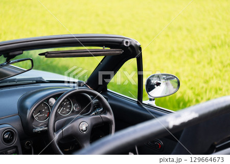 オープンカーの運転席とファッションロールバー 129664673