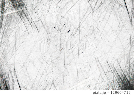 金属やフィルムを思わせる繊細な傷模様の背景素材 129664713