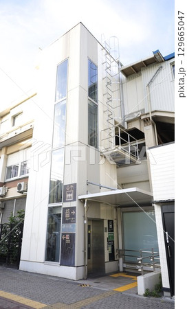 JR京浜東北線、武蔵野線の南浦和駅西口のエレベーター出入口 129665047